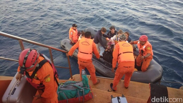 Penampakan 1.000 Turis Dievakuasi dari Gili Trawangan dan Meno