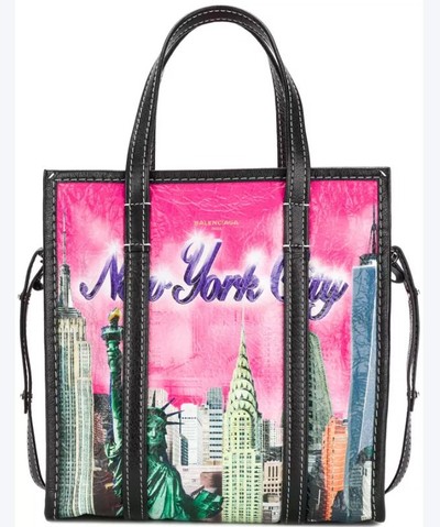 Desain Tas Balenciaga Mirip Tas Toko Suvenir. Foto: Balenciaga Desain Tas Balenciaga Mirip Tas Toko Suvenir. Foto: Balenciaga