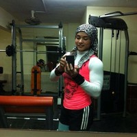 Essam juga sering terlihat memadukan busana berwarna solid atau polos dengan hijab bermotif. Ia tak segan memadukan warna-warna terang seperti kuning dan fuschia. oto: Instagram Khloud Essam