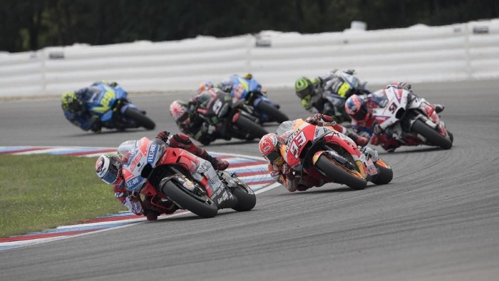 BRNO, CZECH REPUBLIC - AUGUST 05:  Jorge Lorenzo of Spain and Ducati Team  leads the field during the MotoGP Race during the  MotoGp of Czech Republic - Race at Brno Circuit on August 5, 2018 in Brno, Czech Republic.  (Photo by Mirco Lazzari gp/Getty Images)