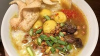 Bubur ayam abang-abang ala aku! tulis Nick dalam captions fotonya. Ia juga membagikan resep lengkapnya lho. Foto: instagram @masak2dengannick