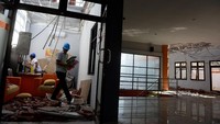 Petugas mengamankan arsip di salah satu ruangan yang rusak akibat gempa di Rumah Sakit Jiwa Mutiara Sukma di Lombok Barat, Nusa Tenggara Barat, Senin (6/8). ANTARA FOTO/Zabur Karuru.