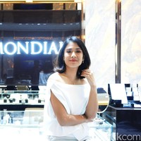 Sedikit tips dari Dian, bila ingin membeli perhiasan, pilih yang berdesain klasik dan simpel. Desainnya yang timeless memungkinkan kamu memakai perhiasan itu dalam waktu yang lama. Perhiasan itu juga bisa diwariskan untuk keturunan kita, ujar Dian. (Foto: Daniel Ngantung/Wolipop)