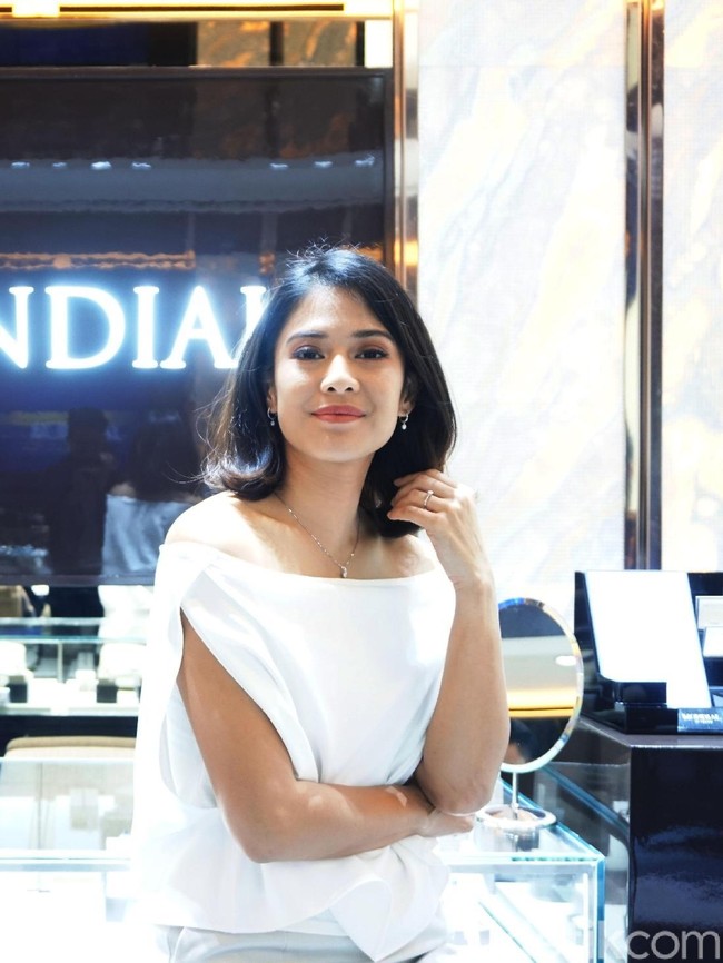 Sedikit tips dari Dian, bila ingin membeli perhiasan, pilih yang berdesain klasik dan simpel. Desainnya yang timeless memungkinkan kamu memakai perhiasan itu dalam waktu yang lama. Perhiasan itu juga bisa diwariskan untuk keturunan kita, ujar Dian. (Foto: Daniel Ngantung/Wolipop)