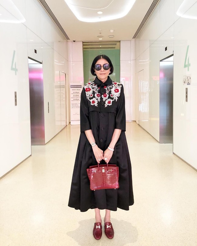 Seperti dikutip dari Tatler Thailand, Monlahcha Skulthai hampir tidak pernah terlihat tidak menenteng tas Hermes Birkin atau Kelly. Dia menjadi populer di media sosial karena pose uniknya dan gayanya yang stylish. (Foto: Instagram @ au_skulthai)