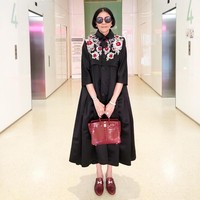 Seperti dikutip dari Tatler Thailand, Monlahcha Skulthai hampir tidak pernah terlihat tidak menenteng tas Hermes Birkin atau Kelly. Dia menjadi populer di media sosial karena pose uniknya dan gayanya yang stylish. (Foto: Instagram @ au_skulthai)