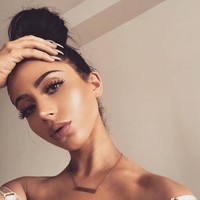 Ini Amber Scholl, wanita yang dikenal sebagai influencer. Dia populer di YouTube dan Instagram. Memiliki lebih dari 2 juta subscriber di YouTube, Amber kerap berbagi tips DIY membuat barang-barang serupa milik artis dengan harga lebih murah. Namun tidak semua orang menyukai karyanya. Ada saja netizen yang berkomentar buruk tentang dirinya atau apa yang dibuatnya. Dia pernah dikatai sebagai ‘wanita sampah’. Foto: Instagram, YouTube Amber Scholl
