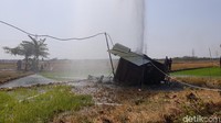 Ini tanah terlihat mulai ambles tergerus semburan mungkin. Rumah mesin pompa juga mau roboh, kata Mujianto, pemilik sawah.