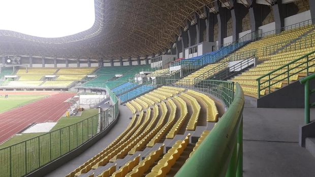 Persiapan Stadion Patriot Candrabaga sambut Asian Games