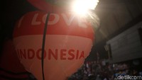 Balon bertuliskan I Love Indonesia pun ada.