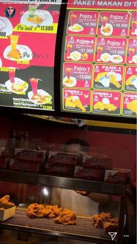Bukan Resto Mahal, Chrissy Teigen Pilih Makan Fried Chicken Murah di Bali