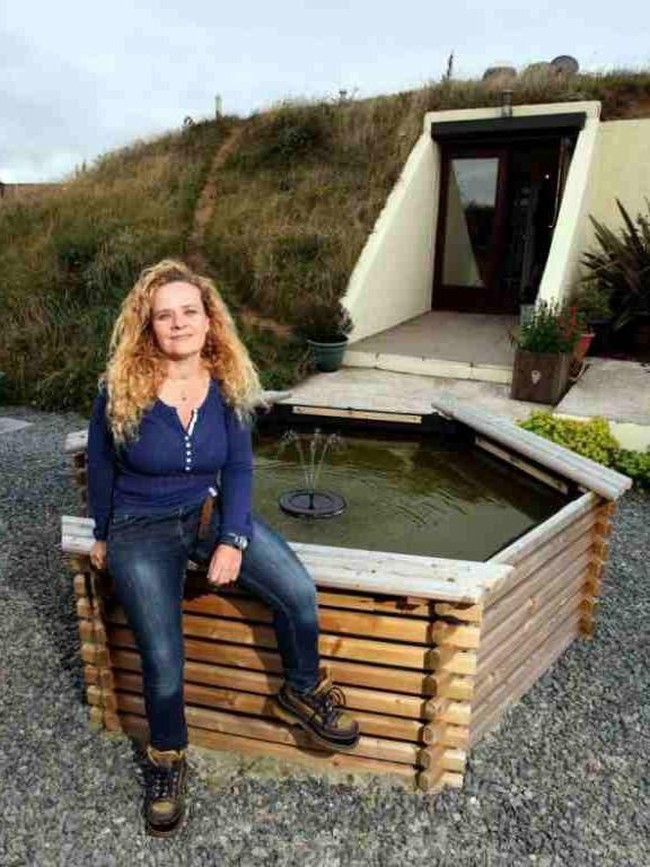 Elizabeth memerlukan waktu hingga 5 tahun untuk membuat bunker tersebut layak huni. Menurutnya, tinggal di dalam bekas bunker membuatnya lebih menghargai bagaimana cara orang di zaman peperangan bertahan hidup. Foto: Dok. Elite Readers/ SWNS.com