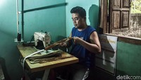 Menurut Giyardi, membuat blangkon itu susah-susah gampang. Karena, tiap daerah memiliki tekstur dan motif yang berbeda dari daerah lainnya. Dalam membuat blangkon para pengrajin harus melipat kain atau mewiru dengan cara membasahi, membalik-balik dan melipat unutk mendapat ukuran yang sama.