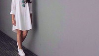 Aktris imut Jessica Mila juga terlihat mengenakan kemeja putih tanpa celana. Jessica terlihat manis dengan sepatu kets putih. Foto: Dok. Instagram/ Jessica Mila