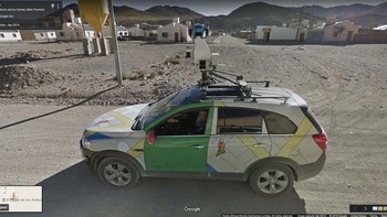  Mobil Street View bertemu temannya di jalan. Foto: Google Street View via CNET