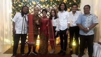Tak hanya keluarga yang hadir dalam pertunangan Ikmal, kerabat dekatnya pun hadir dalam acara tersebut. Foto: Dok. Instagram/sastiinirmala