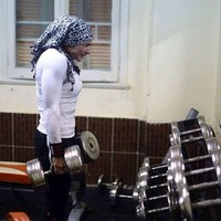 Awalnya Essam mendapatkan pertentangan dari keluarga untuk menyeriusi body builder. Namun, ia membuktikan bahwa meskipun berhijab dan berpakaian tertutup ia tetap bisa menjadi body builder. Essam bukan satu-satunya body builder berhijab di dunia. Ada Majiziya Bhanu dari India dan Fathia Al-Amamy dari Libya yang juga menjadi body builder berhijab pertama di negaranya. Foto: Instagram Khloud Essam