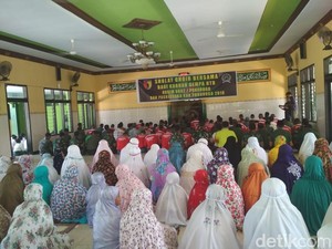 Ratusan Prajurit TNI dan Pelajar Salat Gaib untuk Korban Gempa Lombok