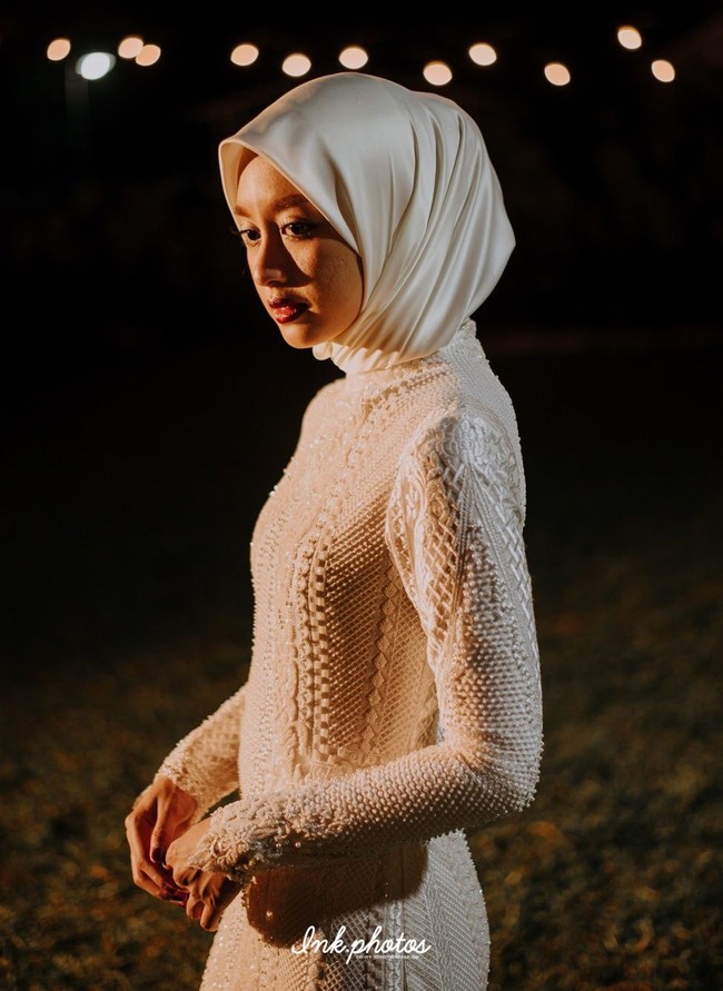 Desainer busana pengantin Gita malam itu adalah Nina Natadipura dari label Aira Wedding Hijab. Nina membuat busana pernikahan simpel sesuai permintaan Gita. Foto: Ink Photos (Instagram @ink.photos)