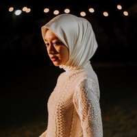 Desainer busana pengantin Gita malam itu adalah Nina Natadipura dari label Aira Wedding Hijab. Nina membuat busana pernikahan simpel sesuai permintaan Gita. Foto: Ink Photos (Instagram @ink.photos)