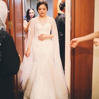 Wanita lulusan Columbia University itu tampaknya mengganti bagian atas baju dengan luaran serupa cape transparan. Foto: Instagram