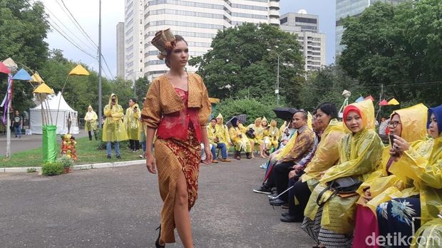 Model Rusia mengitari taman yang disulap jadi catwalk