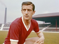 Dennis Viollet, pemain MU era 1953–1962, merupakan penyerang di era Busby Babes awal. Ia menjadi salah satu pemain yang selamat dari tragedi Munich dan sampai sekarang masih ada di jajaran pemain tersubur The Red Devils. (Foto: Allsport UK/Getty Images)