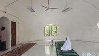 Seperti inilah tampilan dalam Mushola Baitturahman di desa teletubbies atau desa Nglepen Baru, Sleman, Yogyakarta. Dok.Detikcom.