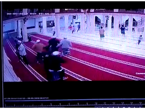 Momen Jemaah Salat Masjid Agung Bangli Bubar Saat Gempa