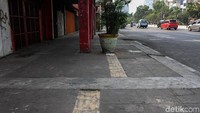 Penyelenggaraan Asian Games 2018 tinggal menghitung hari. Pemerintah Provinsi (Pemprov) DKI Jakarta pun terus melakukan pembenahan di berbagai infrastruktur di ibukota. Namun, trotoar di Jalan Gajah Mada terlihat tak terawat, Jakarta, Senin (6/8/2018).