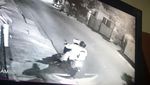 Foto: Potongan CCTV yang Rekam 2 Pelempar Molotov di Rumah Kapitra