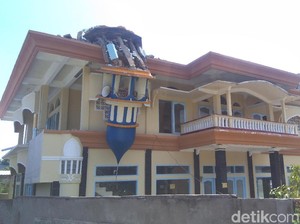 Gempa 7 SR Rusak Pura dan Menara Masjid di Lombok Barat