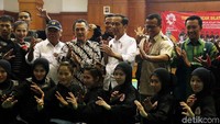 Jokowi berfoto dengan para atlet.