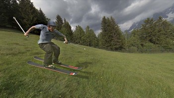 Main ski kok di atas rumput ya? Foto: Google Street View via CNET