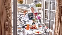 Duh fotonya cantik banget dengan latar belakang Menara Eiffel di Paris. Bikin iri! (ec24m/Instagram)