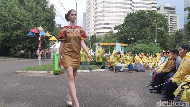 Lenggak-lenggok model dalam balutan busana kain Indonesia