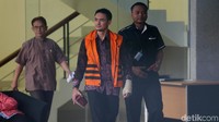Zumi Zola keluar dengan memakai rompi tahanan KPK.