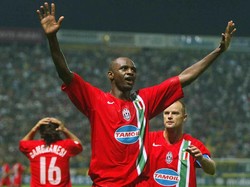Di barisan pemain cadangan, ada Patrick Vieira yang bisa dimasukkan ke dalam daftar ini. Dia berseragam Milan pada 1995/1996. Setelah pindah ke Arsenal dan meraih sukses besar di sana, dia kembali ke Italia pada 2005 untuk memperkuat Juventus.  (New Press/Getty Images)