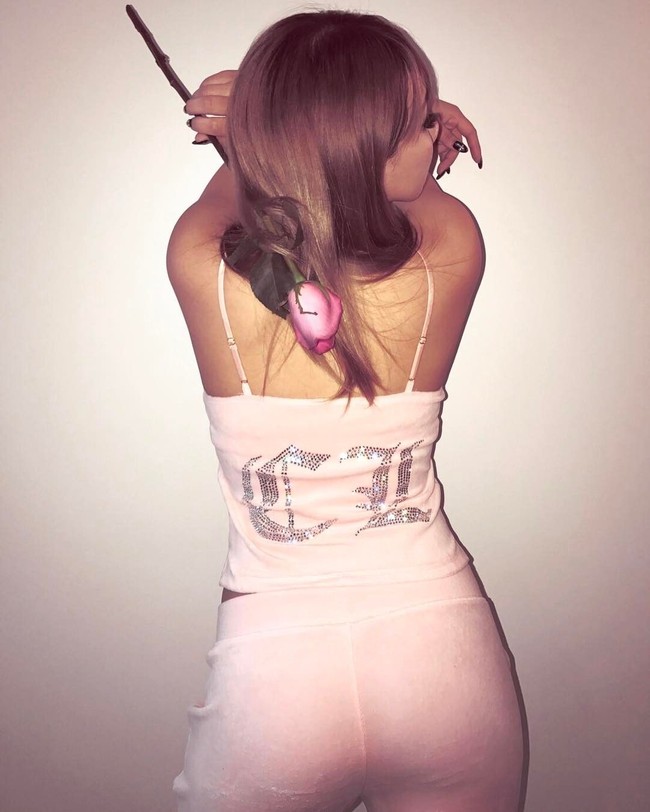 Saat masih bergabung dengan 2NE1, CL dan sesama rekannya seperti Dara, Bark Bom dan Minzy memang latihan menari dan fitnes secara intens dan rutin. Hal itu membentuk tubuhnya jadi ramping dan kencang. Foto: Instagram/@chaelincl