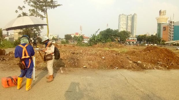 Petugas melakukan pengukuran di Terminal Terpadu Depok