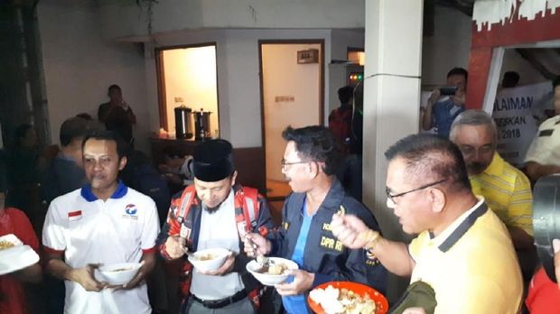 Sebelum Rapat, Sekjen Pro Jokowi Makan Nasgor Hingga Bakso