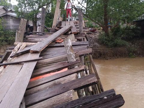 Melihat Jembatan Lapuk di Riau yang Jadi Akses Utama Warga