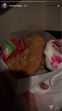 Bukan Resto Mahal, Chrissy Teigen Pilih Makan Fried Chicken Murah di Bali