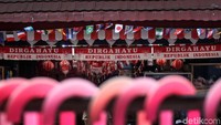 Pernak-pernik yang dijual bernuansa merah putih.