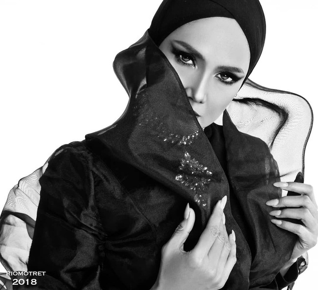 Keputusan Mulan Jameela dan Nikita Mirzani untuk berhijab cukup menggemparkan publik. Pasalnya kedua aktris itu lekat dengan image seksi dan cukup sering di-bully netizen. Foto: Rio Motret