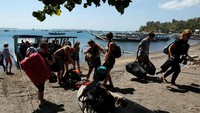 BNPB mengatakan sudah ada 2.000-2.700 orang dievakuasi dari Gili Trawangan. Mereka adalah wisatawan dan pelaku usaha wisata dan pegawai resort (REUTERS/Beawiharta)
