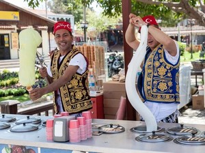 Mulur Legit Es Krim Turki yang Disajikan dengan Atraksi
