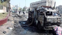 Ledakan itu menghancurkan beberapa mobil lainnya yang berada di dekat lokasi ledakan. Sami Aboudi/Reuters.