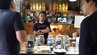 Di Klinik Kopi, Arsy mengaku senang bisa mendapat ilmu dan nyobain kopi enak banget. Wah, suka kopi juga ternyata! Foto: Instagram arsywidianto
