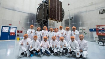 Satelit ini berat utuhnya 5,8 ton termasuk bahan bakar, untuk roket tingginya sekitar 70 meter dan massanya sekitar 580 ton. Foto: SSL